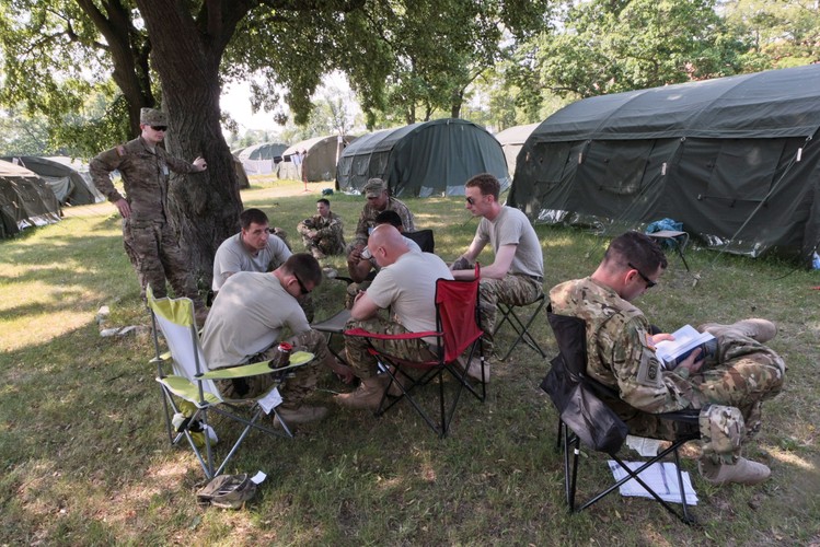 W ćwiczeniach 'szpicy' NATO  bierze udział ok. 2,1 tys. żołnierzy m.in. z Polski, Belgii, Czech, Niemiec, Holandii, Norwegii, Litwy, Węgier i USA. <br>Amerykańscy żołnierze NATO odpoczywają w obozowisku na terenie 10 Brygady Kawalerii Pancernej w Świętoszowie  <br> <br>fot. (lm/cat) PAP/Lech Muszyński