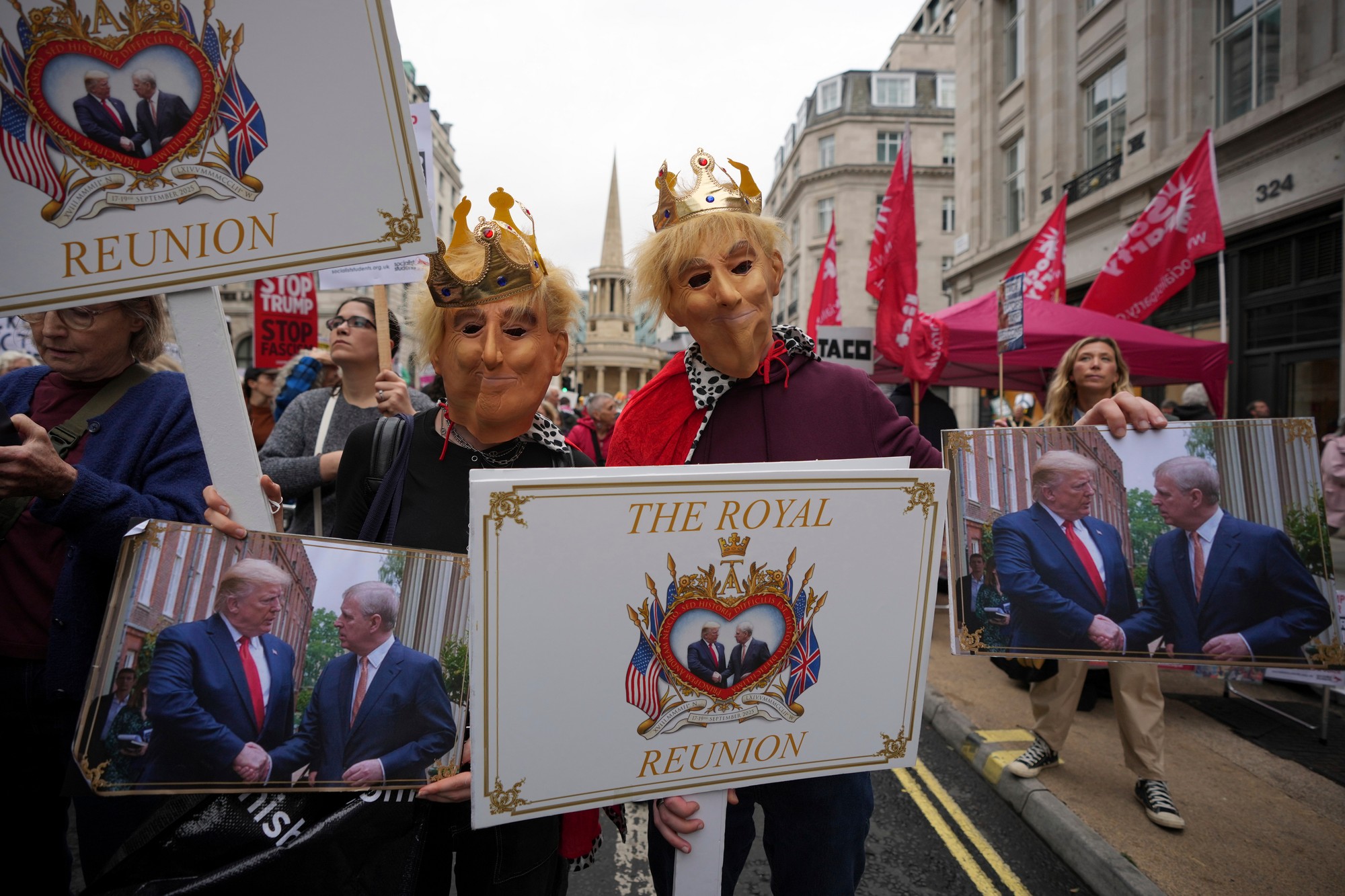 Protesty proti prezidentovi Trumpovi vypukli v deň jeho príchodu do Británie.