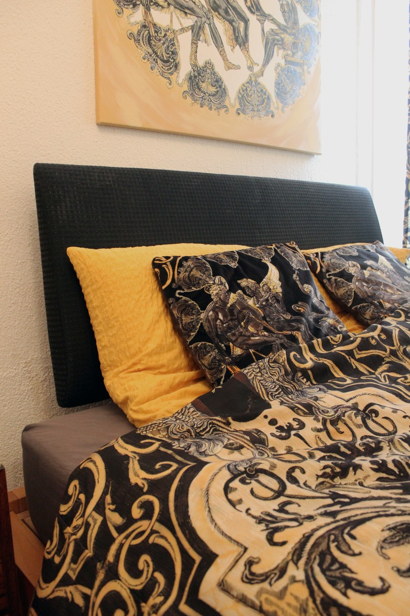 Dans la chambre, l’artiste peut se prélasser dans son propre design. 