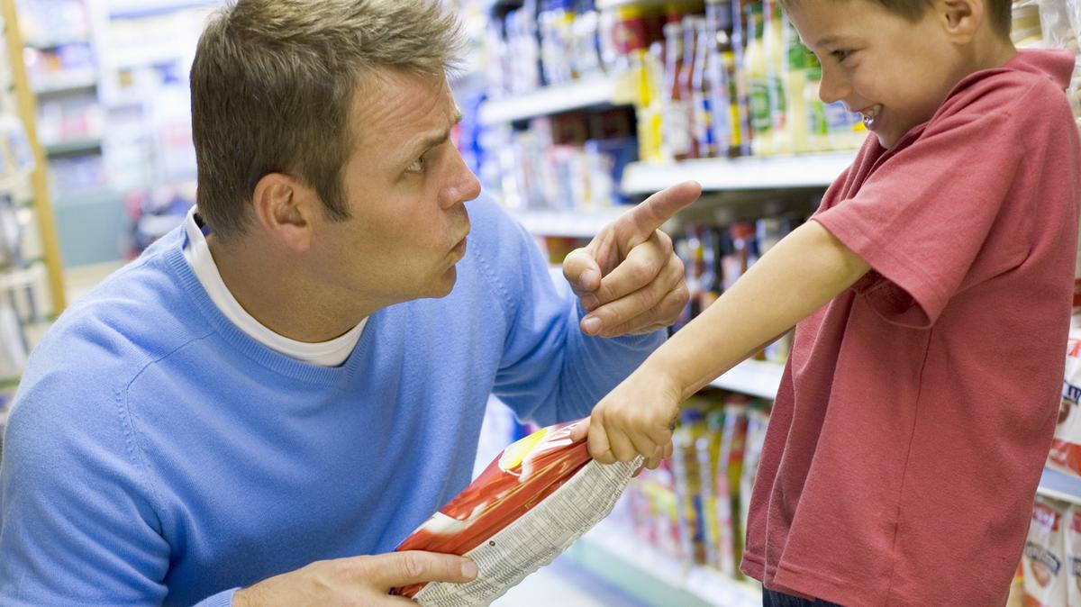 Папа и сын в магазине игрушек. Люди в магазине. Папа в магазине. Папа в магазине. Продукты в супермаркете.