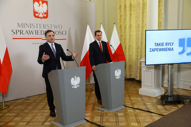 Minister sprawiedliwości, prokurator generalny Zbigniew Ziobro (L) i wiceminister sprawiedliwości Sebastian Kaleta (P)