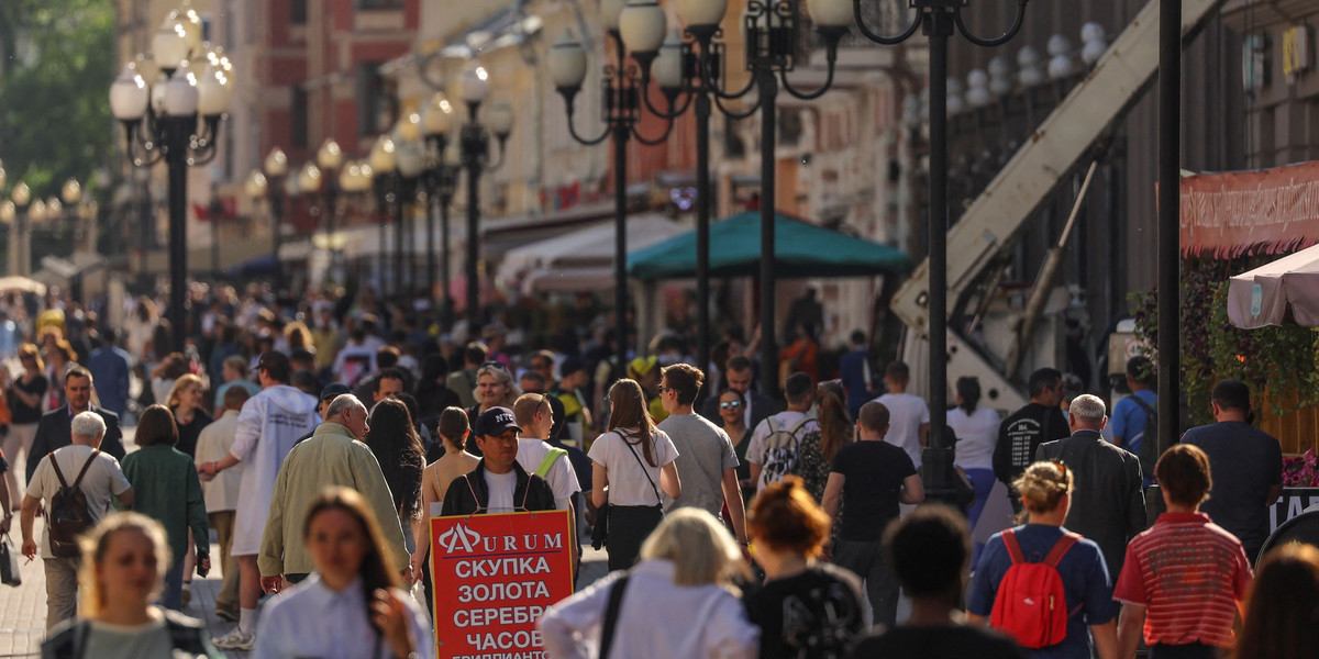 Centrum Moskwy 8 czerwca 2022 r. Stolica Rosji dalej wygląda europejsko. Moskwa jest jednak znacznie bogatsza niż reszta kraju.