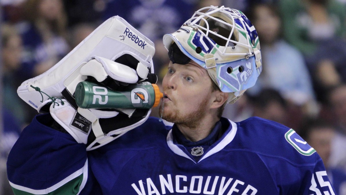 Vancouver Canucks zdecydowali się przedłużyć kontrakt z Corym Schneiderem. Kolejnym ruchem ekipy z Kolumbii Brytyjskiej będzie zapewne oddelegowanie Roberto Luongo do innej drużyny.