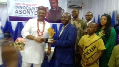 Prof. Monday Igwe (on suit) receiving the award (Credit: NAN)