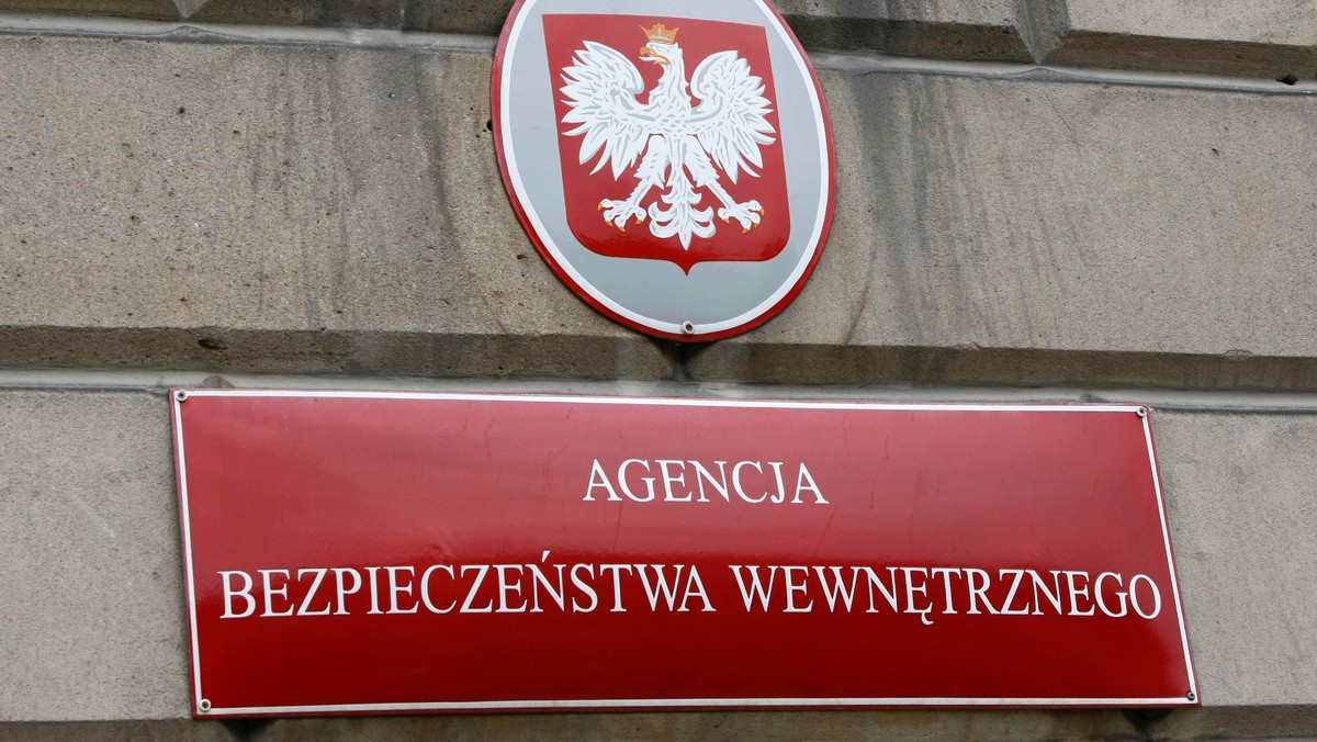 Przetarg na dostawę energii elektrycznej, który ogłosiła Agencja Bezpieczeństwa Wewnętrznego, doprowadziła do ujawnienia wszystkich adresów, do których dostarczony miał być prąd. Również te niejawne - poinformował "Super Express".