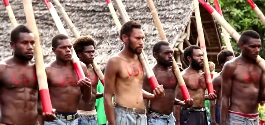 Crvenom farbom ispisuju USA na prsima i leđima