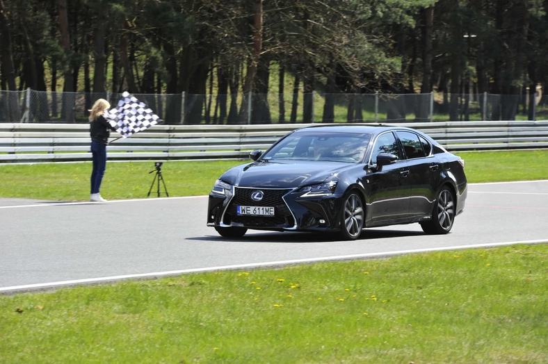 Lexus GS F na torze Poznań. Prawie 500-konny silnik, który przekazuje napęd na tył za pośrednictwem 8-stopniowego sportowego „automatu”