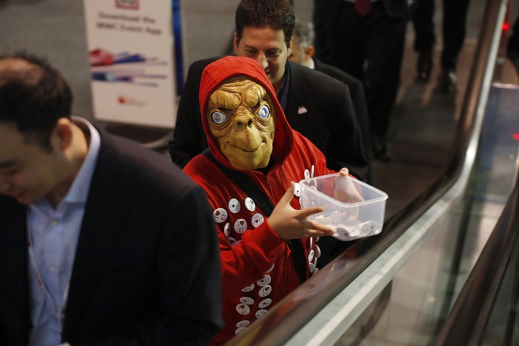 Pracownik przebrany za E.T. rozdaje reklamowe przypinki