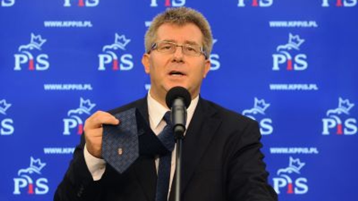 "Bronisław Komorowski powinien unikać jakichkolwiek wypowiedzi publicznych: o czymkolwiek bowiem powie - czy to będzie gaz łupkowy, odwiedziny u powodzian, temat polowań, uroda duńskich kobiet czy członkostwo Norwegii w Unii Europejskiej - to i tak zalicza gafę za gafą, wtopę za wtopą" - pisze na swoim blogu w Onet.pl Ryszard Czarnecki. Europoseł PiS komentuje w ten sposób publiczne wypowiedzi kandydata PO na urząd prezydenta RP.