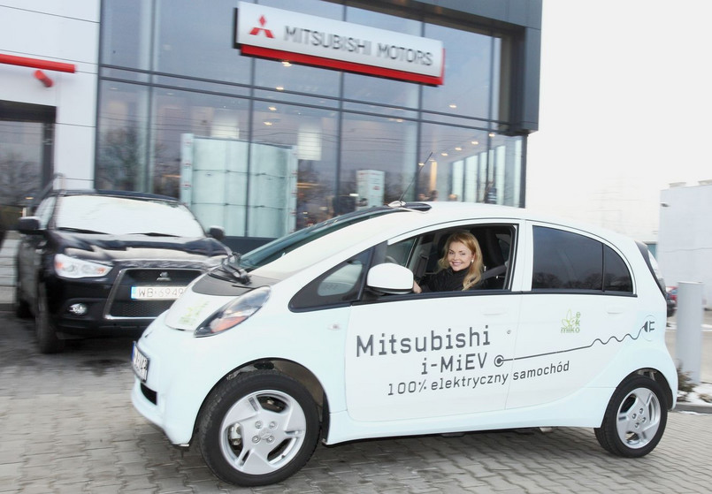 Aktorka Izabella Miko podróżuje w Polsce elektrycznym Mitsubishi i-MiEV