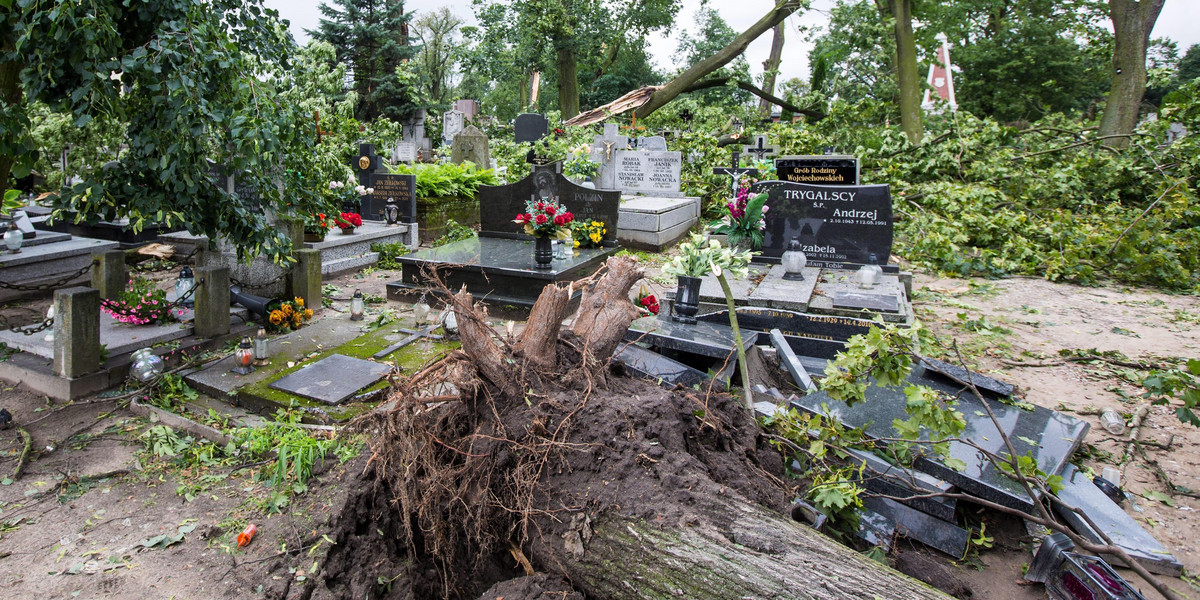 Katastrofalne skutki nawałnic: pozrywane dachy, latające płyty, tysiące domostw bez prądu