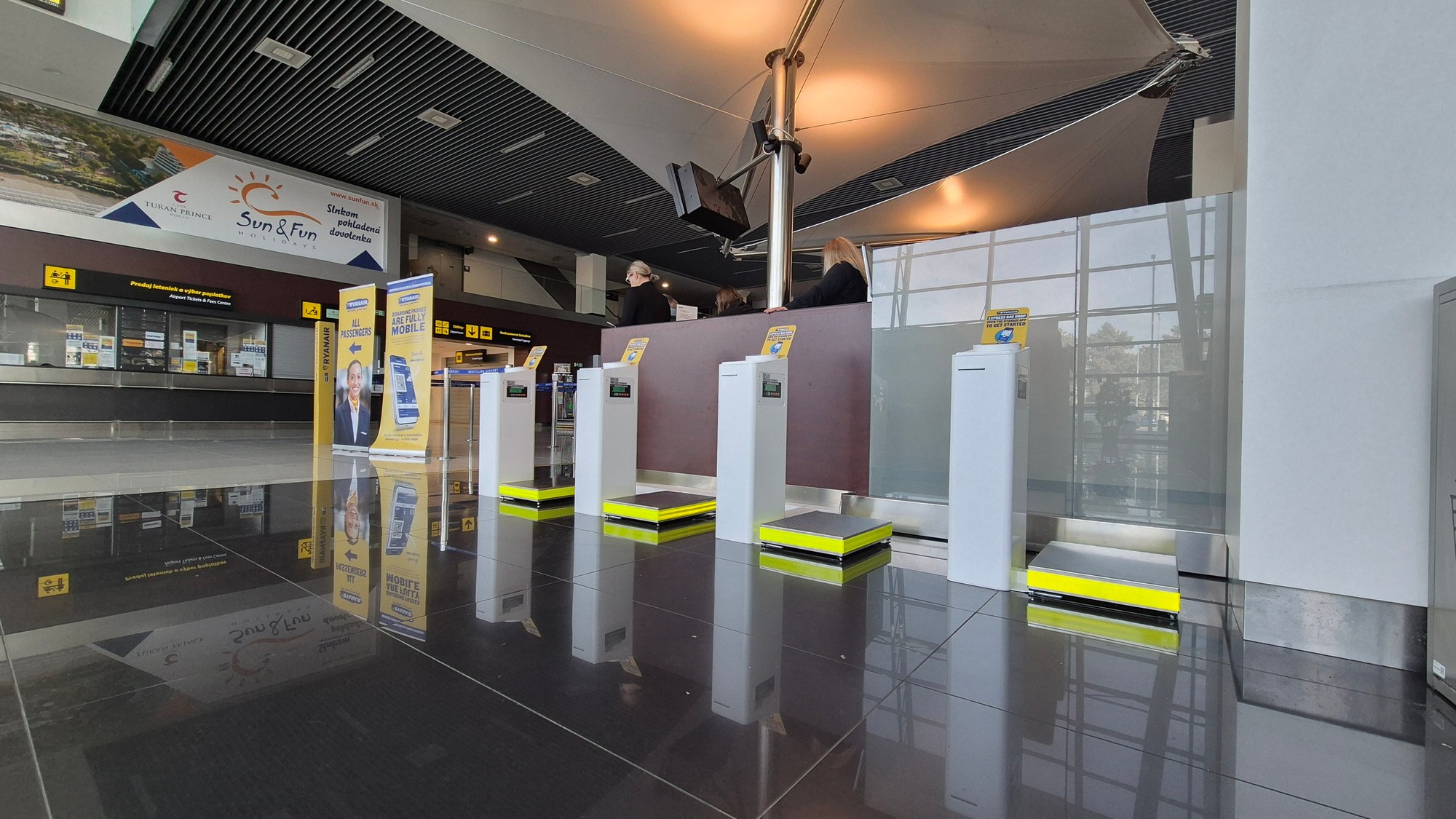 Self kiosky sú na letisku v Bratislave
