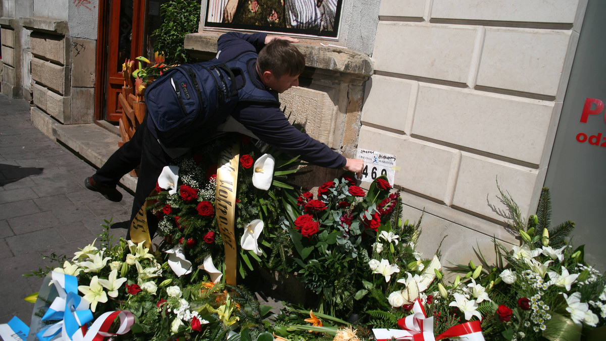 W 34. rocznicę śmierci Stanisława Pyjasa jego przyjaciele, członkowie rodziny oraz przedstawiciele Stowarzyszenia Maj'77 i Stowarzyszenia NZS’80 złożyli kwiaty i zapalili znicze pod tablicą przy ul. Szewskiej w Krakowie.