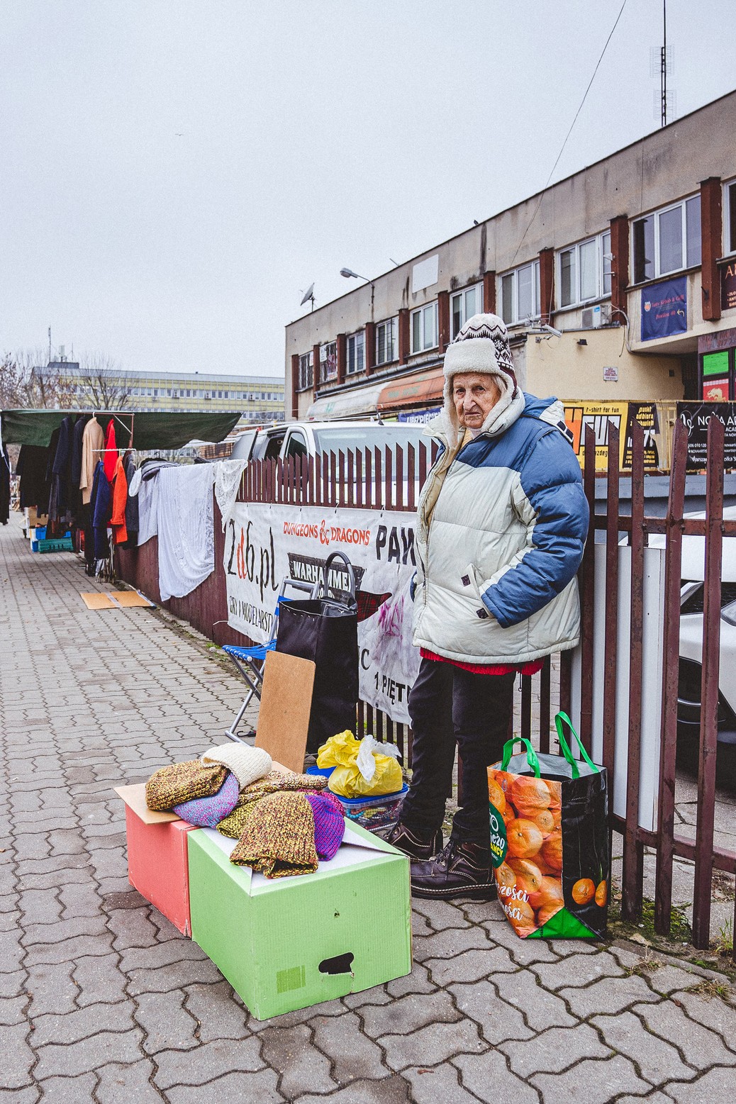 Pani Stefania wystawia czapki przy warszawskim bazarze na Kole, sprzedaje je po 30 lub 40 złotych za sztukę