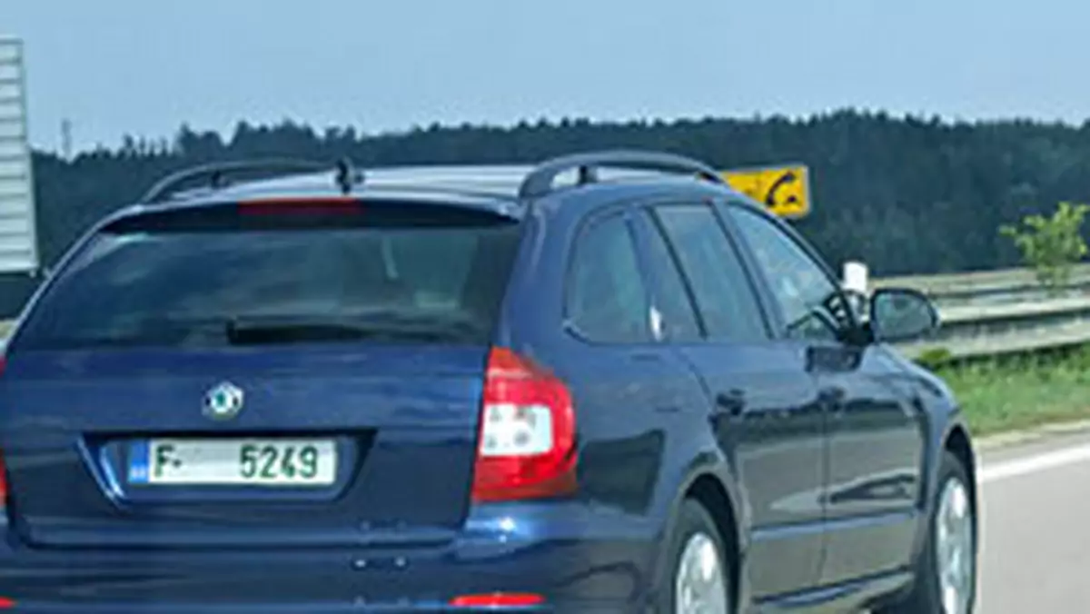 Zdjęcia szpiegowskie: Škoda Superb Combi na czeskiej autostradzie D1