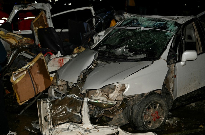 Avion je pao na parkirana vozila