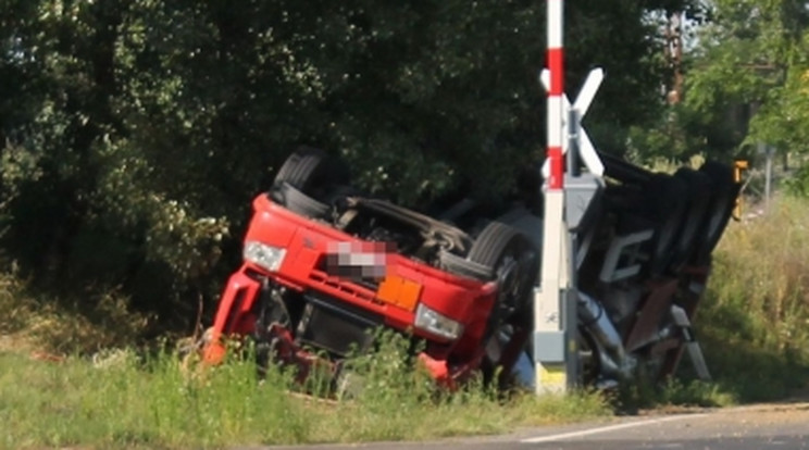 A kamion a tetejére borult, sofőrje
a jármű fülkéjében ragadt