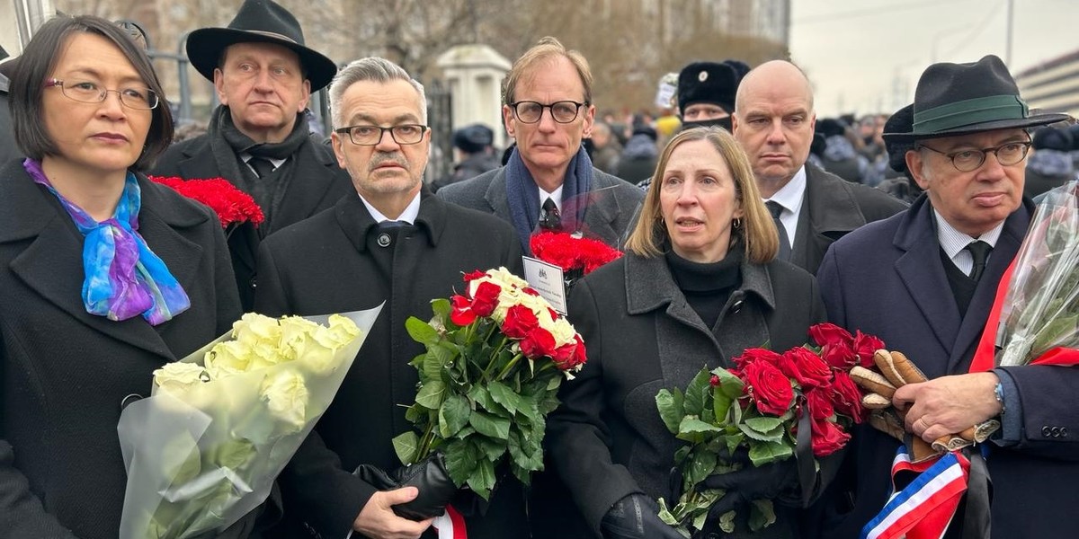 W Moskwie trwają uroczystości pogrzebowe opozycjonisty Aleksieja Nawalnego. Przybył na nie m.in. Ambasador RP w Rosji Krzysztof Krajewski. 