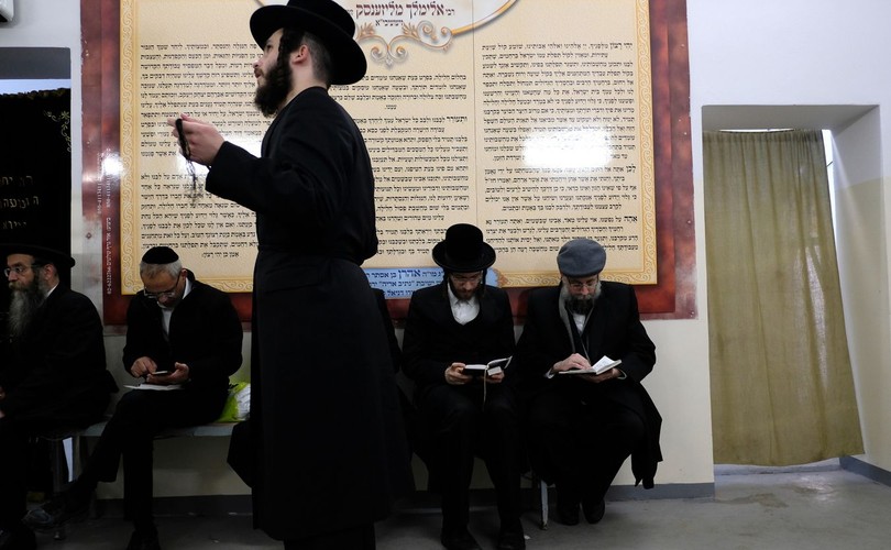 Żydzi przy grobie cadyka Elimelecha