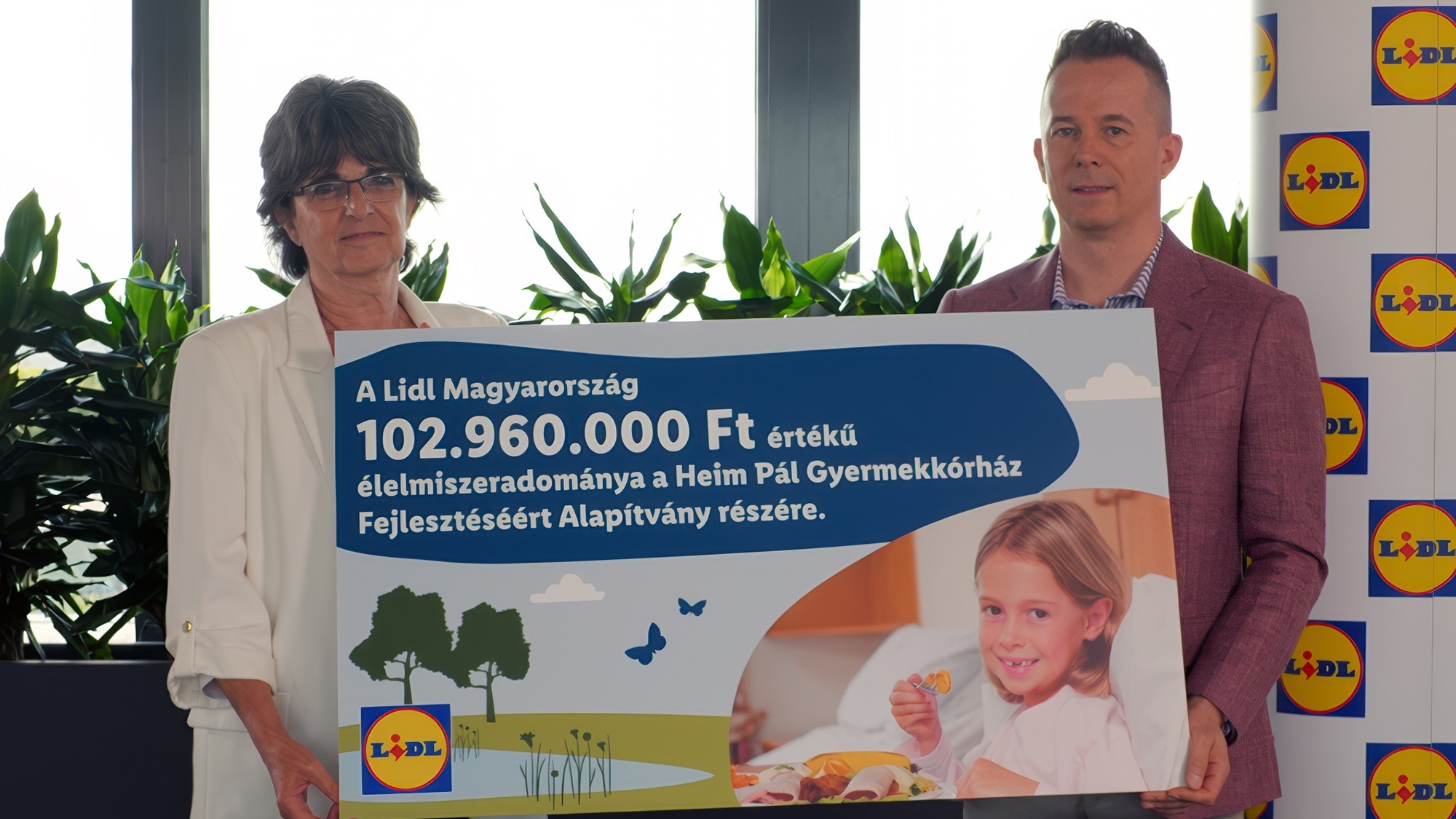 Döbbenetes értékű élelmiszeradománnyal támogatja a Lidl a Heim Pál Gyermekkórházat
