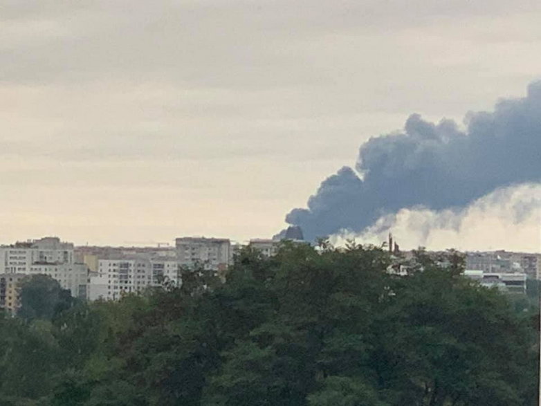 Kłęby dymu unoszące się nad miejscem pożaru widać z Warszawy