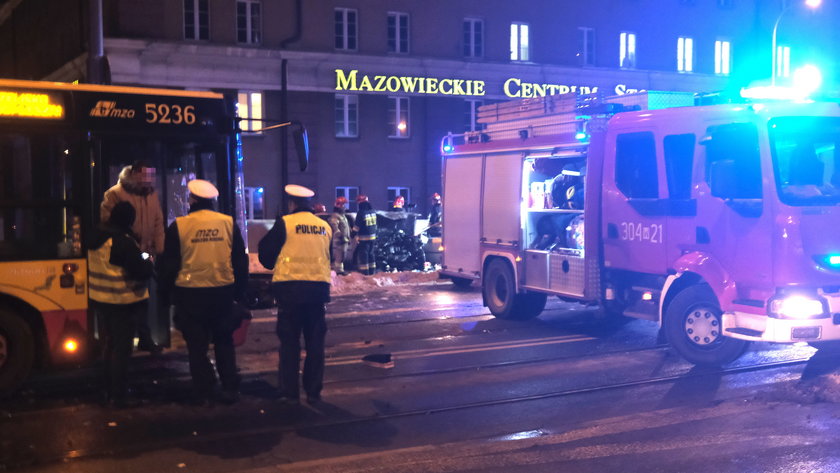 Tragiczny wypadek w Warszawie. Nie żyje kierowca