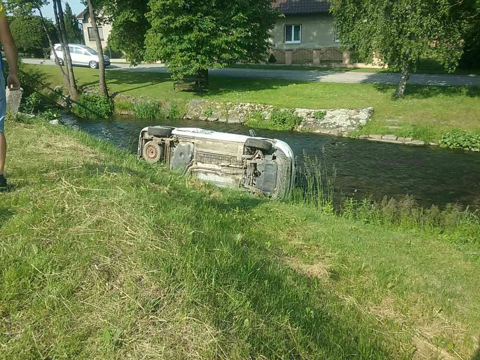 Pri nehode v Malom Čepčíne skončilo osobné vozidlo prevrátené v potoku.