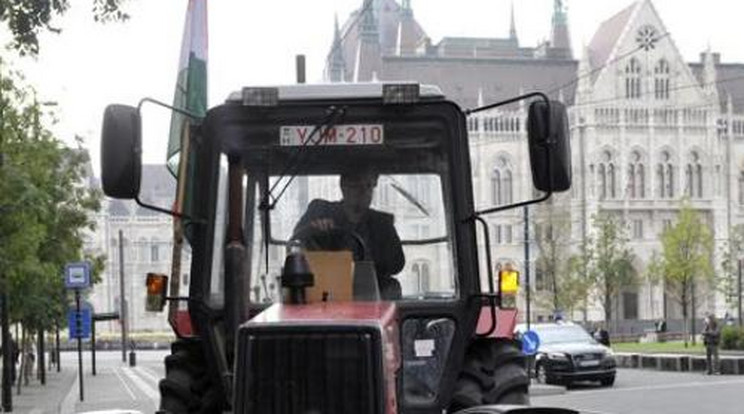 Traktorral ment a parlamentbe az LMP-s képviselő