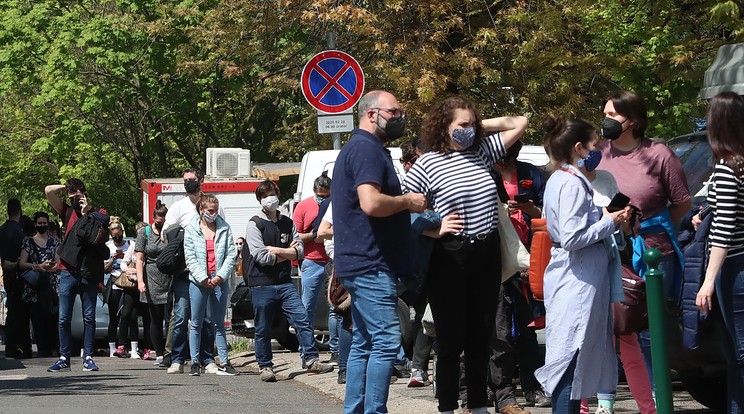 Több kórháznál is hatalmas sorok álltak tegnap, mindenki Pfizert akart / Fotó: Pozsonyi Zita