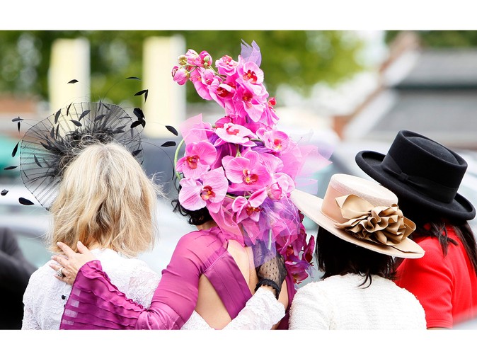 Goście drugiego dnia wyścigów konnych w Ascot