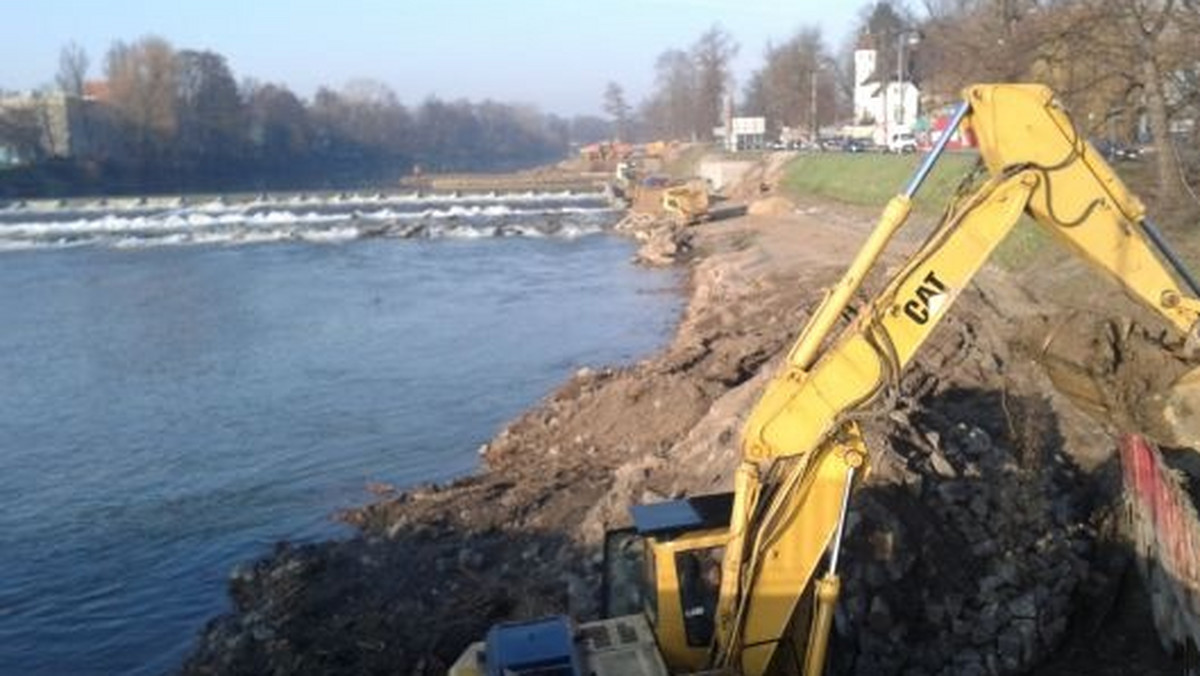 Działkowcy z nyskich ogrodów wojskowych są zaniepokojeni tempem prac na rzece Nysa Kłodzka na odcinku wzdłuż Alei Wojska Polskiego. Obserwują - jak mówią "bajzel" na placu budowy i robotników, którzy marnują czas. - Zdążymy - zapewnia jednak wykonawca.