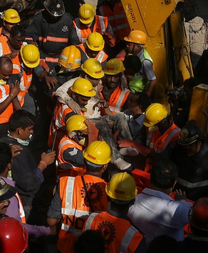 Zawalił się blok mieszkalny w Bombaju