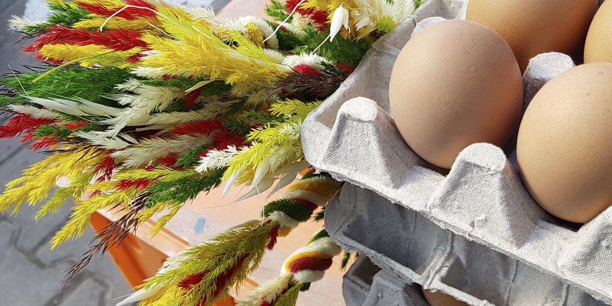 Większość produktów, które tradycyjnie wkładamy do wielkanocnego koszyczka kosztuje w tym roku od kilku do kilkunastu procent więcej niż rok temu. Jedynym artykułem, który jest tańszy, są jajka.
