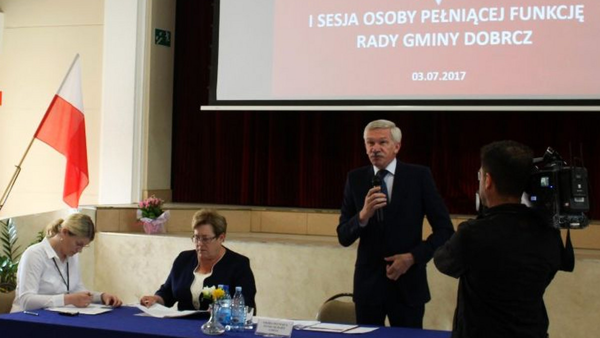 Wczoraj odbyła się pierwsza sesja rady podbydgoskiej gminy Dobrcz po tym, jak w wyniku referendum mandaty utracili wszyscy radni. Całą radę stanowi obecnie jeden radny z zerowym doświadczeniem politycznym. Udało mu się jednak perfekcyjnie przejść przez obrady.