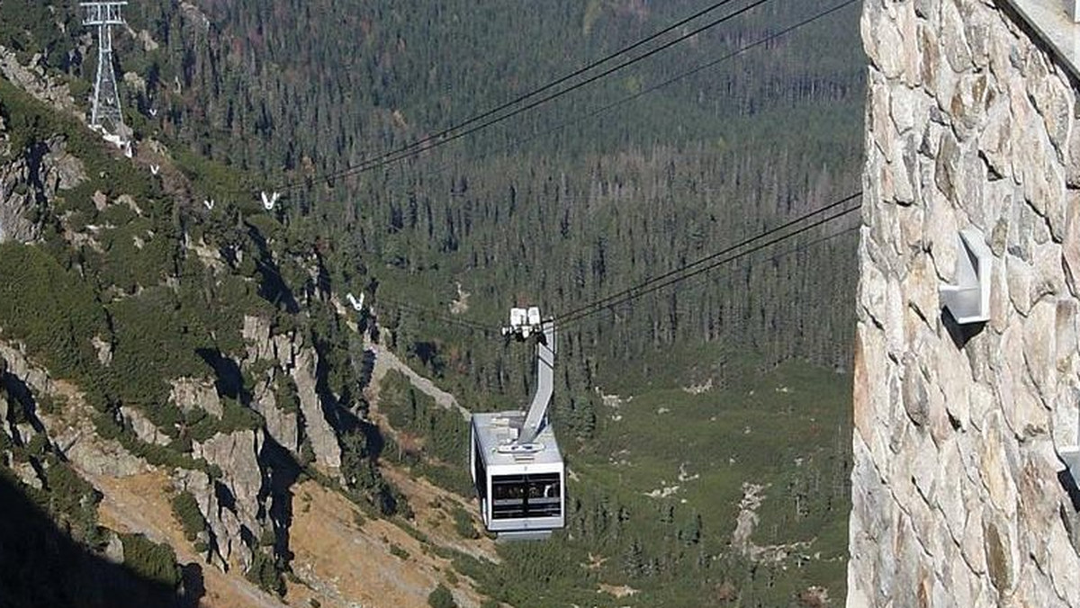 Kilka tygodni temu Polskie Koleje Linowe uruchomiły pierwszy biletomat. Dzięki niemu nie trzeba stać w kolejce do kolejki na Kasprowy. Niestety w sobotę, gdy Tatry przeżywały turystyczne oblężenie, biletomat nie działał.