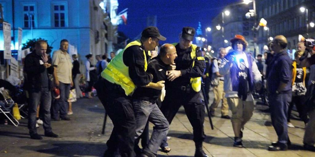 Policja usunęła obrońców krzyża