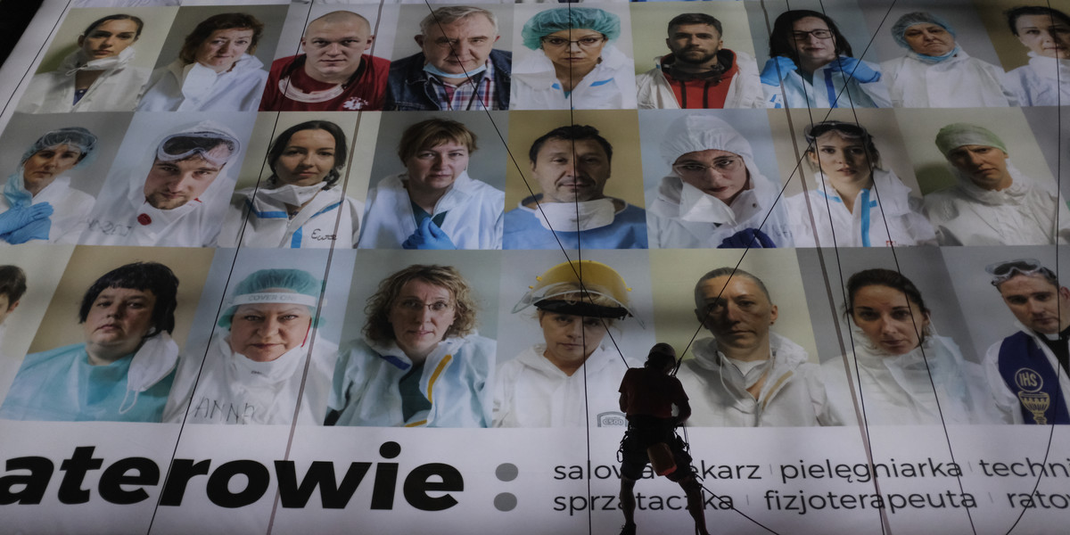 Billboard z portretami 35 bohaterów walki z pandemią zawisł na Domach Towarowych Centrum