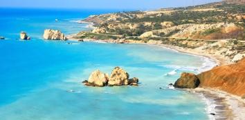 Pafos – jedno z największych cypryjskich miast. Bogactwo zabytków z praktycznie każdej epoki istnienia Pafos stało się przyczyną wpisania miasta na listę światowego dziedzictwa kultury UNESCO. Do ważniejszych zabytków zaliczają się: Grobowce Królewskie - starożytna nekropolia, Zamek w Pafos - zamek bizantyjski z XIII wieku oraz starożytne mozaiki rzymskie