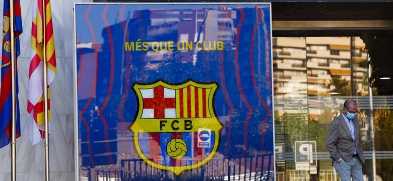 Setki kibiców Barcelony pod Camp Nou proszą Messiego, by został w klubie