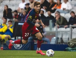 Piłkarz oświadczył się swojemu chłopakowi. Zrobił to na stadionie [FOTO]