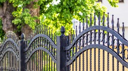 nowy zakaz wchodzi w 2026 roku. to już koniec takich ogrodzeń na prywatnych posesjach nowe przepisy nowe prawo budowlane 2026