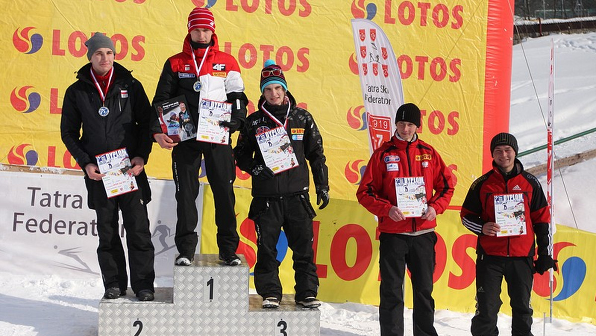 Zakopane po raz drugi w tym sezonie gości uczestników zawodów Lotos Cup 2012. W konkursach rozgrywanych na skoczniach kompleksu Średniej Krokwi oraz pobliskiej trasie biegowej w piątek wzięło udział prawie 150 skoczków, skoczkiń oraz kombinatorów norweskich z Polski, Słowacji i Białorusi. Do rywalizacji w tym cyklu po raz pierwszy tej zimy włączyli się dziś także seniorzy. Mimo bardzo niskiej temperatury (-18 stopni) wszystkie konkursy przebiegły bez problemów.