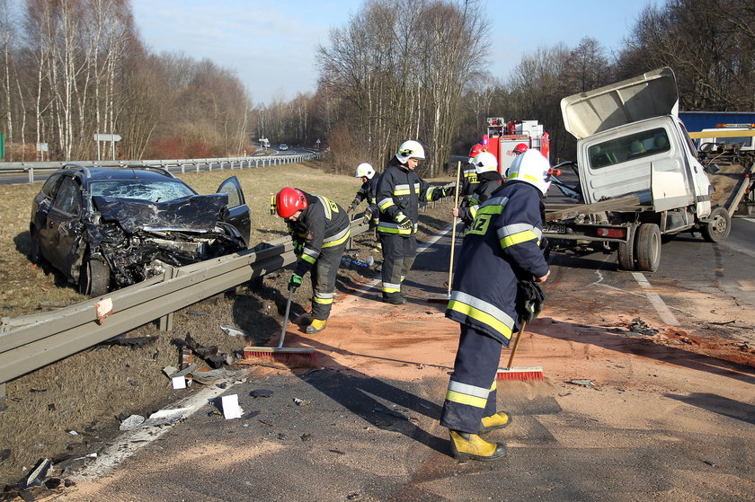 Preczów. Zderzenie ciężarówki z osobowym fordem mondeo 