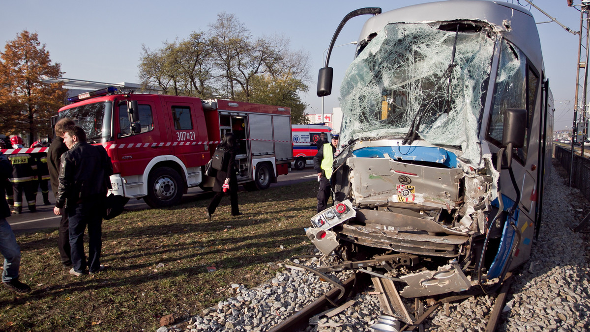 Do zderzenia dwóch tramwajów doszło w piątek o 8:30 na ul. Legnickiej we Wrocławiu (na wysokości ul. Białowieskiej). 22 osoby, w tym jedno dziecko, zostało rannych. Według najnowszych informacji dwie osoby są w stanie ciężkim. Motorniczy jednego tramwaju został uwięziony w kabinie. Jedna osoba była uwięziona pod fotelem. Trwa akcja straży pożarnej - podało TVN24