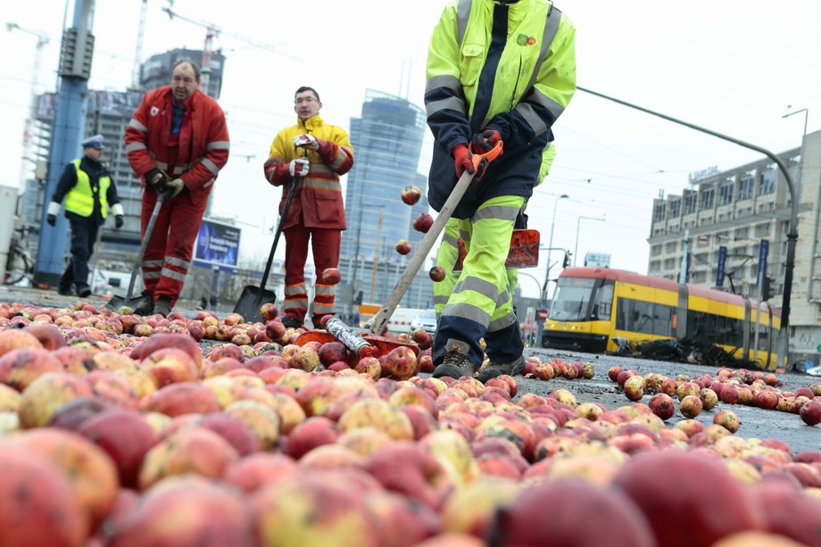 Sprzątanie po proteście rolników na pl. Zawiszy w Warszawie w marcu 2019 r.