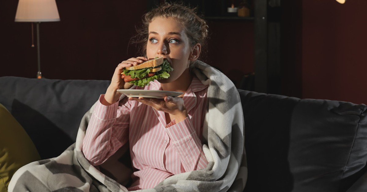 Są twarde dowody na to, że jedzenie przed telewizorem sprzyja tyciu i