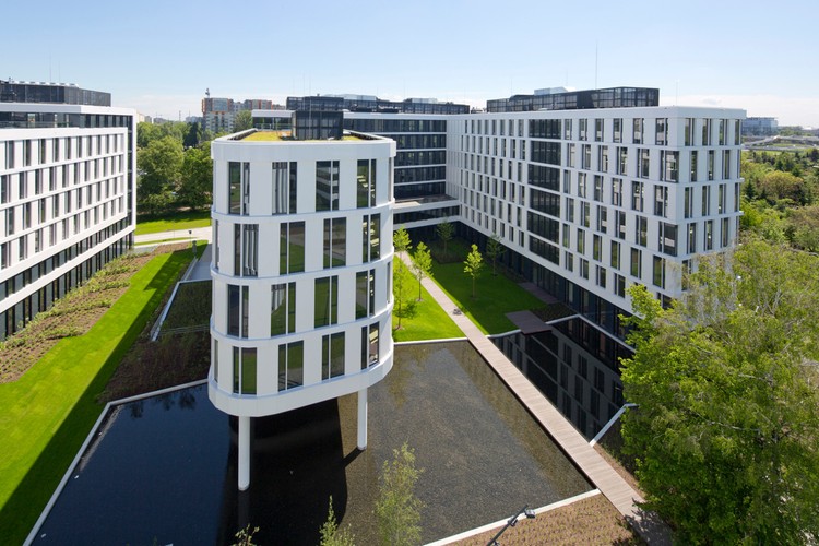 Ponad 30 proc. materiałów budowlanych użytych w budynkach poddano recyklingowi, natomiast 50 proc. pochodziło z regionu, dzięki czemu zapewniono zmniejszenie emisji gazów cieplarnianych generowanych przez transport.