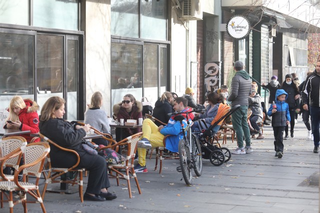 Belgraders yesterday: They are sitting in the gardens of the cafes, although they are officially closed