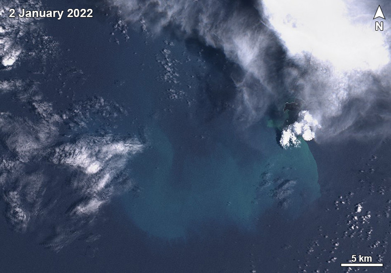 Obraz satelitarny Sentinel-2 przedstawiający zielono-żółtą przebarwioną wodę otaczającą obszar na zachód od Hunga Tonga-Hunga Ha'apai, zarejestrowany 2 stycznia 2022 r. Widoczne są pewne białe emisje gazu i pary wznoszące się od południowo-zachodniego końca wyspy.