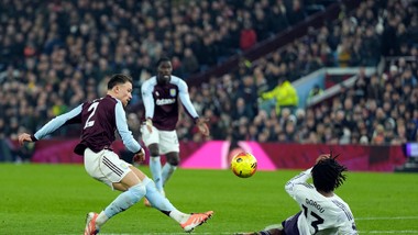 cash zawinił przy bramce dla manchesteru united. rogers bohaterem aston villi